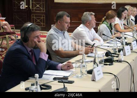 KIEV, UCRAINA - 17 LUGLIO 2024 - partecipanti alla riunione del Consiglio per i diritti umani, l'uguaglianza di genere e la diversità presso il Ministero degli affari esteri dell'Ucraina sul tema: "Inclusività e Ucraina libera da barriere: Impegno, cooperazione e sostegno internazionale in tempi di guerra", Kiev, capitale dell'Ucraina Foto Stock