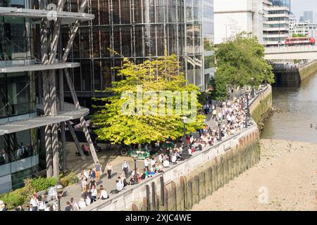 Londra, Regno Unito. 17 luglio 2024. Meteo nel Regno Unito: I lavoratori della città si godono il sole estivo sorseggiando un drink dopo il lavoro al bar sul fiume Tamigi. Credito: Glosszoom/Alamy Live News Foto Stock