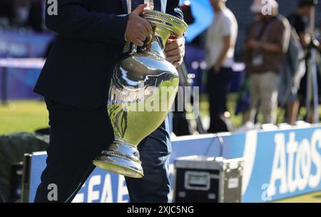 Berlino, Germania. 14 luglio 2024. Firo : 14.07.2024 calcio, calcio: UEFA EURO 2024, EM, Campionato europeo 2024, finale M51, partita 51, Spagna - Inghilterra 2:1 EM Trophy Cup Coupe Henri Delaunay Pokal Trophae credito: dpa/Alamy Live News Foto Stock