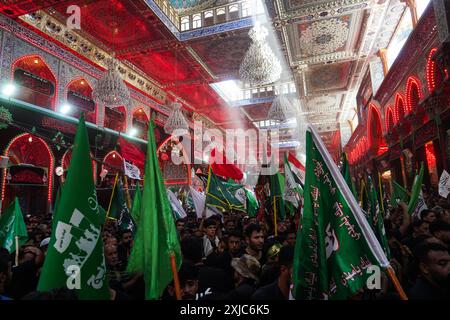 Karbala, Iraq. 17 luglio 2024. I musulmani sciiti prendono parte alla cerimonia di corsa Tuwayrayj il giorno di Ashura, presso il Sacro Santuario dell'Imam Hussein. Muharram è considerato un mese di lutto e di commemorazione per i musulmani sciiti di tutto il mondo, in cui commemorano il martirio del nipote del profeta islamico Mohammad, Hussein ibn Ali, ucciso nella battaglia di Karbala del VII secolo. (Foto di Ismael Adnan/SOPA Images/Sipa USA) credito: SIPA USA/Alamy Live News Foto Stock