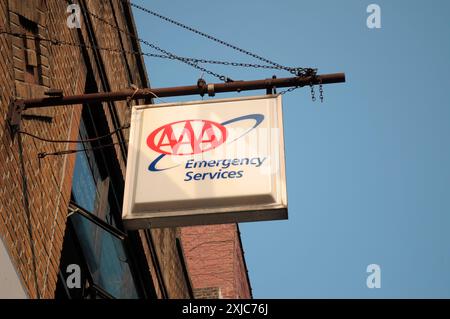 New York, Stati Uniti. 16 luglio 2024. Un cartello per l'American Automobile Association, AAA, si trova in un'officina di riparazione auto a Manhattan, New York. (Credit Image: © Jimin Kim/SOPA Images via ZUMA Press Wire) SOLO PER USO EDITORIALE! Non per USO commerciale! Foto Stock