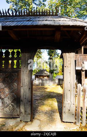 Porta e casa in legno tradizionali al Museo del Villaggio Dimitrie gusti, un museo all'aperto a Bucarest, Romani Foto Stock