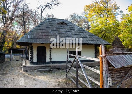 Vecchia casa tradizionale al Museo del Villaggio Dimitrie gusti, un museo all'aperto a Bucarest, Romania Foto Stock