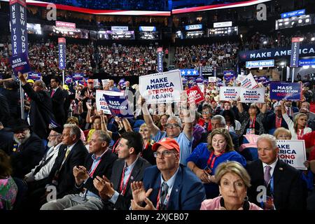 Milwaukee, Stati Uniti. 17 luglio 2024. I delegati tengono dei cartelli alla Convention nazionale repubblicana del 2024 al Fiserv Forum di Milwaukee, Wisconsin, mercoledì 17 luglio 2024. Il terzo giorno della Convenzione dovrebbe concentrarsi sulla sicurezza nazionale e sulla politica estera. Foto di Matt Marton/UPI credito: UPI/Alamy Live News Foto Stock