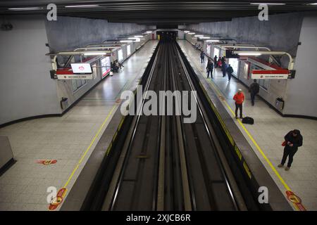 All'interno della stazione della metropolitana Manuel Montt Undeground con i suoi binari, Providencia, Santiago del Cile. Foto Stock