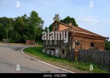 Una vecchia casa in legno abbandonata fatiscente del XIX secolo alla svolta della strada a Ples, Russia Foto Stock