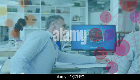 L'immagine delle icone connesse si espande su diversi colleghi che discutono del progetto 3d sul computer Foto Stock