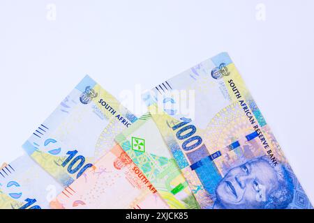 Varie banconote emesse dalla South African National Bank sono denominate in rands Foto Stock