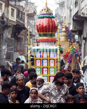 Nuova Delhi, India. 16 luglio 2024. NUOVA DELHI, INDIA - 17 LUGLIO: I musulmani sciiti partecipano a una processione di Muharram, a Shia Jama Masjid, alla porta Kashmiri il 17 luglio 2024 a nuova Delhi, India. (Foto di Sanchit Khanna/Hindustan Times/Sipa USA) credito: SIPA USA/Alamy Live News Foto Stock