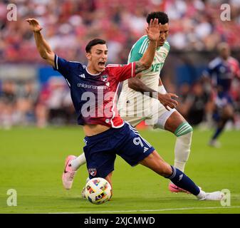 Frisco, Texas, Stati Uniti. 17 luglio 2024. L'attaccante del Dallas Petar Musa (9) scompare dopo il contatto con il difensore dell'Austin FC Julio Cascante (18) durante una partita di Major League Soccer il 17 luglio 2024 a Frisco, Texas. FC Dallas ha vinto, 3-1. (Credit Image: © Scott Coleman/ZUMA Press Wire) SOLO PER USO EDITORIALE! Non per USO commerciale! Foto Stock