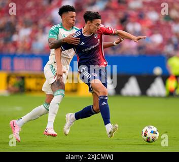 Frisco, Texas, Stati Uniti. 17 luglio 2024. Il difensore dell'Austin FC Julio Cascante (18) afferra l'attaccante del FC Dallas Petar Musa (9) durante una partita di Major League Soccer il 17 luglio 2024 a Frisco, Texas. FC Dallas ha vinto, 3-1. (Credit Image: © Scott Coleman/ZUMA Press Wire) SOLO PER USO EDITORIALE! Non per USO commerciale! Foto Stock