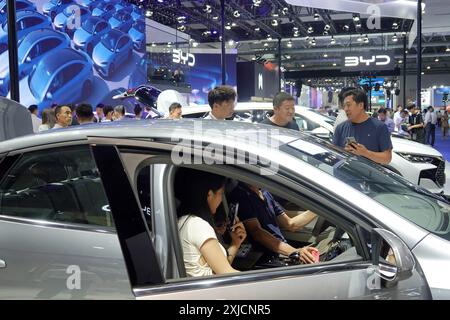 CHANGCHUN, CINA - 17 LUGLIO 2024 - i visitatori visitano lo stand di BYD al 21° Changchun International Automobile Expo a Changchun, provincia di Jilin, Cina, Foto Stock