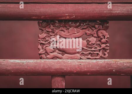 Un primo piano di un pannello di legno intagliato nel Giardino Yu di Shanghai, Cina. Le intricate incisioni sono caratterizzate da motivi vorticosi e forme astratte. Foto Stock