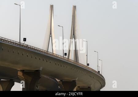 Bandra-Worli Sea Link è un ponte strallato che collega Bandra e Worli a Mumbai, India Foto Stock