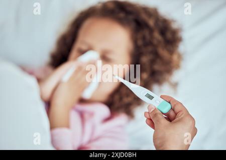 Mamma, figlia malata e naso che soffia in casa, virus e monitorare la temperatura per le allergie. Madre, ragazza e assistenza all'infanzia per il raffreddore o l'influenza in camera da letto Foto Stock
