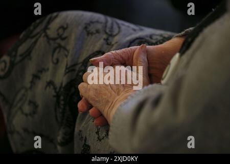 Foto del file del 23/02/14 delle mani di una persona anziana. Nei prossimi 15 anni saranno necessari più di mezzo milione di posti supplementari nell'assistenza sociale per stare al passo con la domanda, secondo le stime di una nuova importante strategia per la forza lavoro per il settore. Data di pubblicazione: Giovedì 18 luglio 2024. Foto Stock