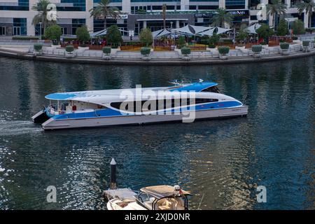 Vista dall'alto del traghetto di Dubai nella marina di Dubai. Foto Stock