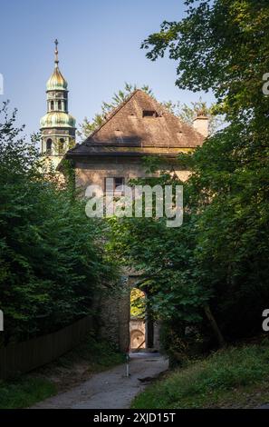 La Chiesa Parrocchiale di Mulln sulla collina vicino al fiume Salzach a Salisburgo, Austria, in una giornata di sole Foto Stock