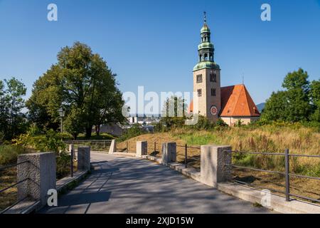 La Chiesa Parrocchiale di Mulln sulla collina vicino al fiume Salzach a Salisburgo, Austria, in una giornata di sole Foto Stock