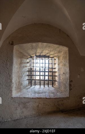 Una finestra con bar alla Fortezza di Hohensalzburg, il centro storico della città di Salisburgo con luce che splende attraverso Foto Stock