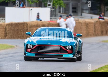2024 Aston Martin Valour guida la pista per arrampicate in salita all'evento Motorsport Goodwood Festival of Speed 2024, West Sussex, Regno Unito Foto Stock