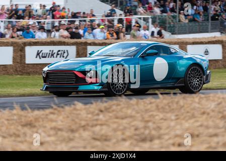 2024 Aston Martin Valour guida la pista per arrampicate in salita all'evento Motorsport Goodwood Festival of Speed 2024, West Sussex, Regno Unito Foto Stock