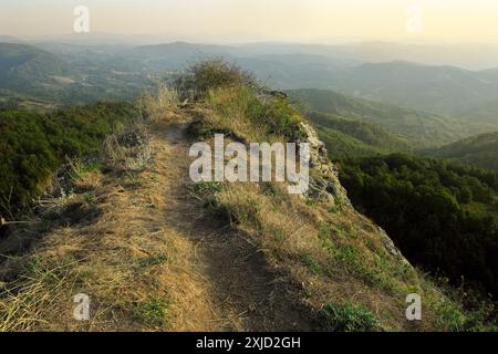 Alla fine del sentiero escursionistico sulla cima della collina di Ostrvica, il bellissimo paesaggio di Sumadija, nella Serbia centrale Foto Stock