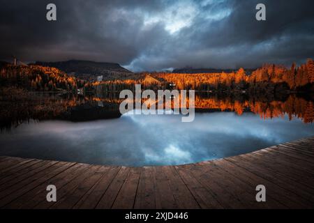 Lago Strbske, Slovacchia - Vista panoramica dell'iconico lago Strbske (Štrbské Pleso) in un soleggiato pomeriggio autunnale con il tramonto dorato Foto Stock
