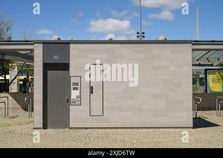 City-toilette, Carl-Schurz-Straße, Spandau, Berlino, Germania Foto Stock