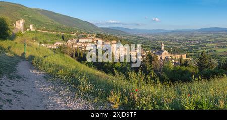 Assisi - il panorama della città con la Cattedrale di San Rufino e la Basilica di Santa chiara. Foto Stock