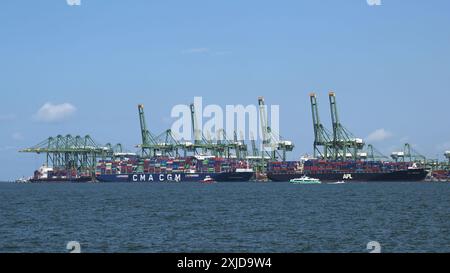 Singapore. 18 luglio 2024. Le navi ormeggiano lungo il Pasir Panjang Terminal a Singapore il 18 luglio 2024. Le esportazioni nazionali non petrolifere (NODX) a Singapore hanno contrassegnato il 8,7% su base annua a giugno, estendendo il calo del 0,7% a maggio, ha dichiarato mercoledì l'agenzia governativa Enterprise Singapore. Credito: Poi Chih Wey/Xinhua/Alamy Live News Foto Stock