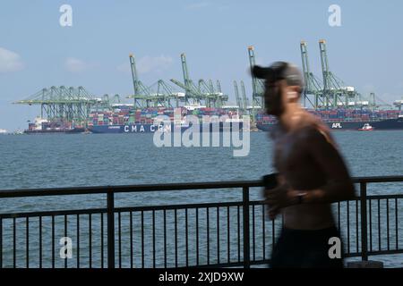 Singapore. 18 luglio 2024. Le navi ormeggiano lungo il Pasir Panjang Terminal a Singapore il 18 luglio 2024. Le esportazioni nazionali non petrolifere (NODX) a Singapore hanno contrassegnato il 8,7% su base annua a giugno, estendendo il calo del 0,7% a maggio, ha dichiarato mercoledì l'agenzia governativa Enterprise Singapore. Credito: Poi Chih Wey/Xinhua/Alamy Live News Foto Stock