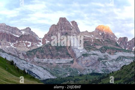 Aspe Peak è una montagna prominente nei Pirenei occidentali di Huesca. La vetta sovrasta la stazione sciistica spagnola di Candanchú. È alto 2.645 metri Foto Stock