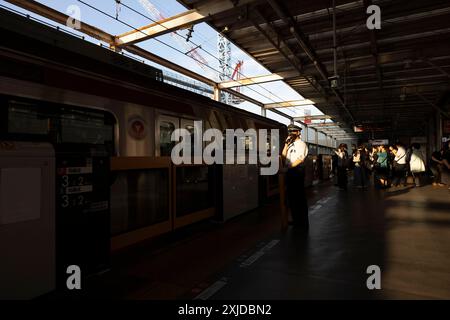 Tokyo, Giappone. 3 luglio 2024. Il personale della stazione di Oimachi annuncia un treno in arrivo al binario per i pendolari a Tokyo il 3 luglio 2024. - 20240703 PD18900 credito: APA-PictureDesk/Alamy Live News Foto Stock