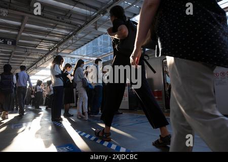 Tokyo, Giappone. 3 luglio 2024. I pendolari aspettano il loro treno su una piattaforma della metropolitana a Oimachi, Tokyo, il 3 luglio 2024. - 20240703 PD18896 credito: APA-PictureDesk/Alamy Live News Foto Stock