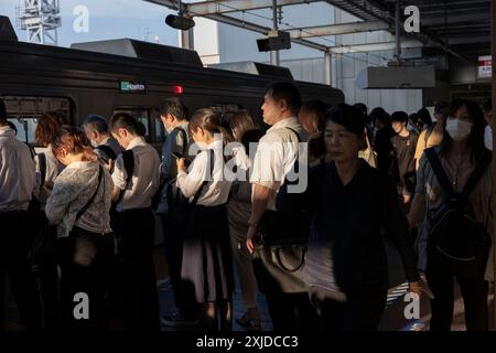 Tokyo, Giappone. 3 luglio 2024. I pendolari aspettano il loro treno su una piattaforma della metropolitana a Oimachi, Tokyo, il 3 luglio 2024. - 20240703 PD18897 credito: APA-PictureDesk/Alamy Live News Foto Stock