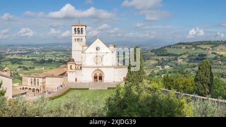 Assisi - il panorama della Basilica di San Francesco sul paesaggio umbro. Foto Stock