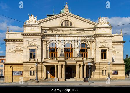 Vista frontale del teatro Josef Kajetán Tyl (Divadlo Josefa Kajetána Tyla). È un teatro principale di Pilsen (Plzeň), Repubblica Ceca. Il teatro è stato costruito Foto Stock