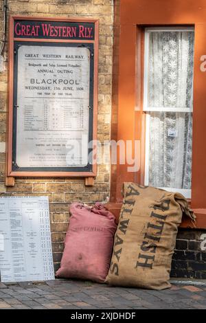 Station Furniture, Arley Station, Severn Valley Railway, Worcestershire, Inghilterra, REGNO UNITO Foto Stock