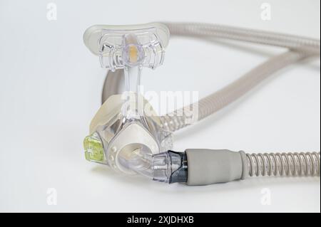 Dispositivo medico noto come CPAP (Continuous positive Airway Pressure-mask) e tubo flessibile isolato su bianco Foto Stock