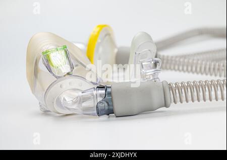 Dispositivo medico noto come CPAP (Continuous positive Airway Pressure-mask) e tubo flessibile isolato su bianco Foto Stock