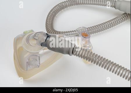 Dispositivo medico noto come CPAP (Continuous positive Airway Pressure-mask) e tubo flessibile isolato su bianco Foto Stock