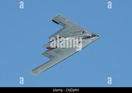 Un B-2 Spirit assegnato al 419th Flight test Squadron, conduce test di volo sopra Rogers Dry Lake sulla Edwards Air Force base, California, 3 agosto, Foto Stock