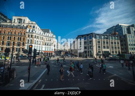 Londra, Regno Unito - 09 ottobre 2023: Un trafficato intersezione stradale di Londra con pedoni, ciclisti e auto di passaggio. I semafori sono appesi sopra il Foto Stock