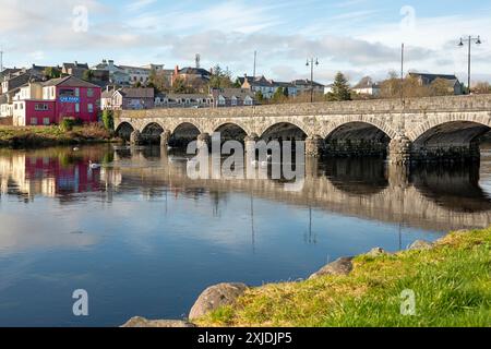 Il ponte stradale a otto archi del XIX secolo sul fiume Laune o il County Bridge a Killorglin, contea di Kerry, Irlanda Foto Stock
