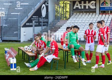 Cottbus, Germania. 18 luglio 2024. I giocatori del FC energie Cottbus aspettano la squadra di oggi e il ritratto del club, che è stato promosso in terza Bundesliga. Crediti: Frank Hammerschmidt/dpa/Alamy Live News Foto Stock