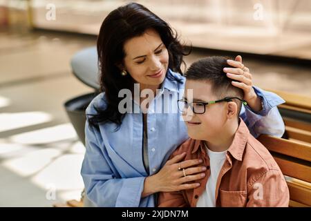 Una madre e suo figlio con la sindrome di Down condividono un momento tenero mentre sono fuori a fare shopping. Foto Stock