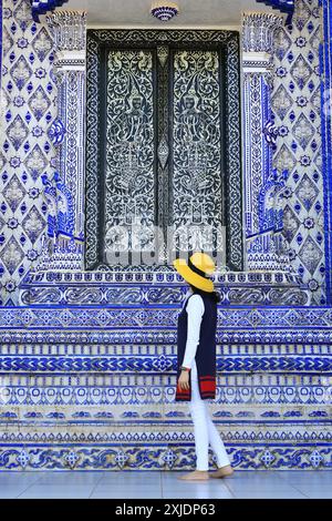 Visitatore che cammina lungo lo splendido corridoio di Wat Pak Nam Khaem Nu o la sala dell'Assemblea del Tempio Blu, Chanthaburi, Thailandia Foto Stock