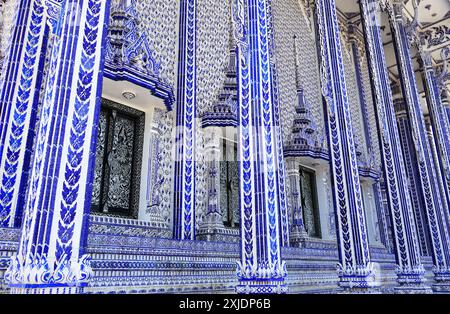 Incredibile facciata laterale e le colonne di Wat Pak Nam Khaem Nu o la sala dell'Assemblea del Tempio Blu, Chanthaburi, Thailandia Foto Stock