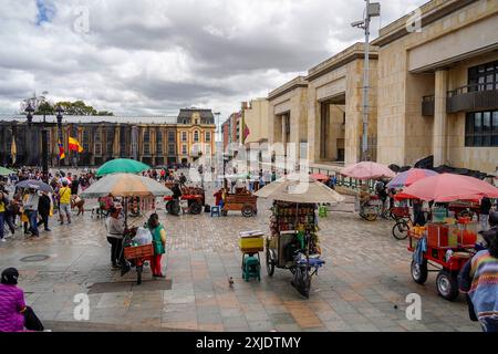 BOGOTÀ, COLOMBIA - 3 LUGLIO 2024 - molti turisti in Plaza de Bolivar a Bogotà Colombia durante una giornata di sole. Foto Stock